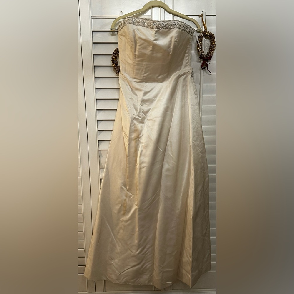 Elegant Cream Silk Wedding Dress.
